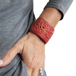 New Floral Embroidered Hollow Cut Cuff Red